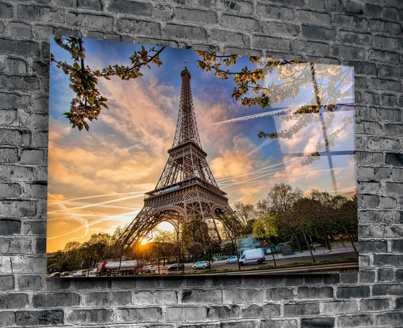 Tableau en verre - Tour Eiffel vue d'en bas sous les nuages